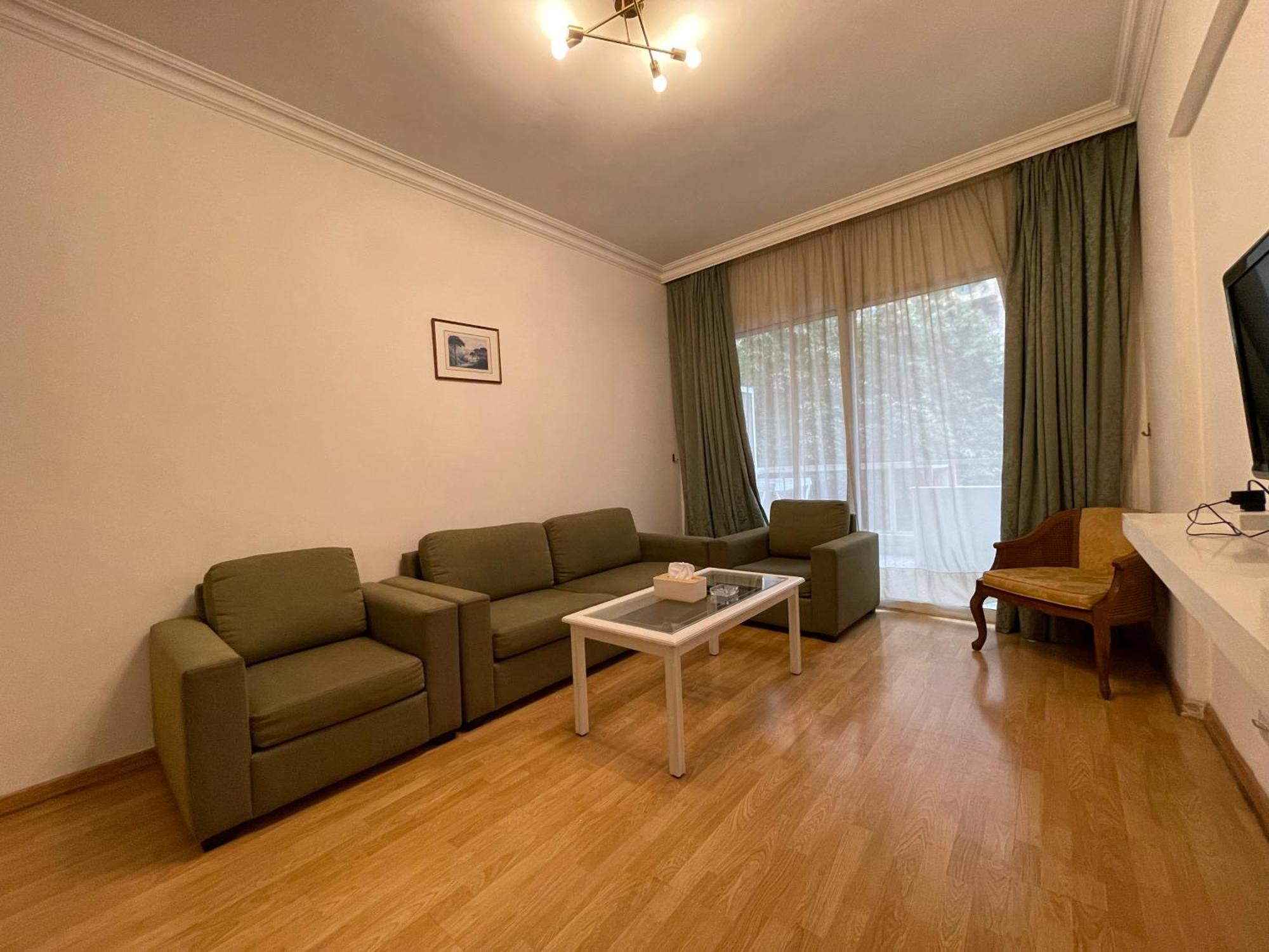 Elegant Apartment *